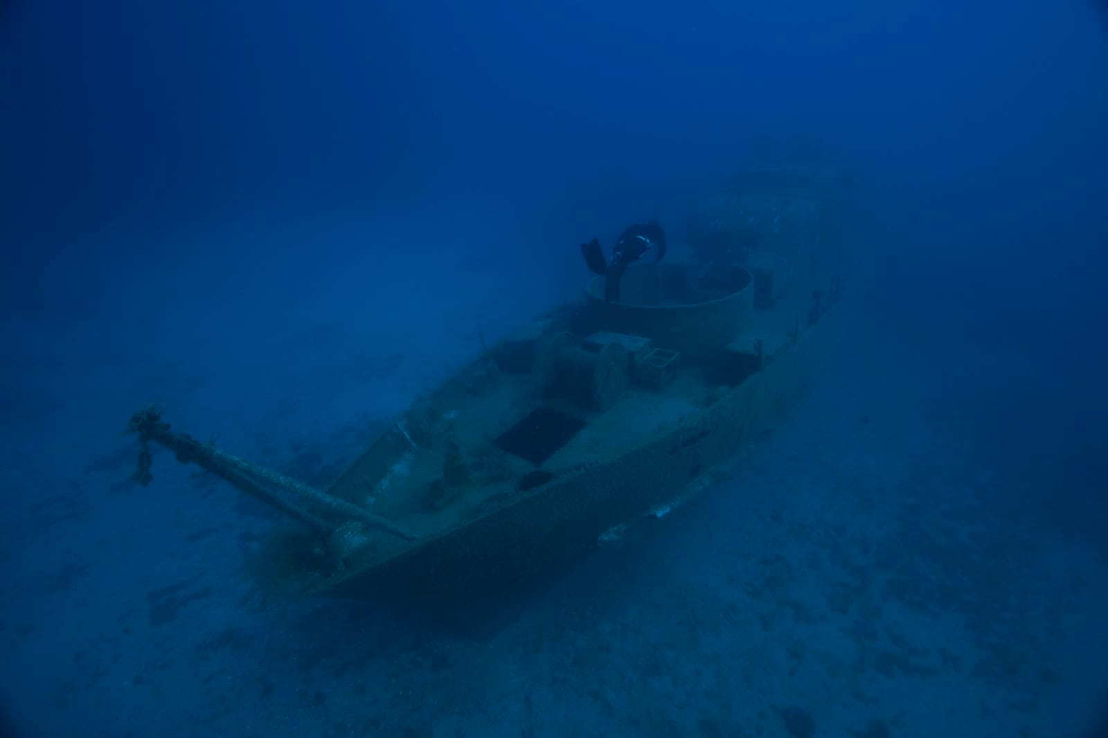 Apnéiste au-dessus d'une épave d'avion immergée