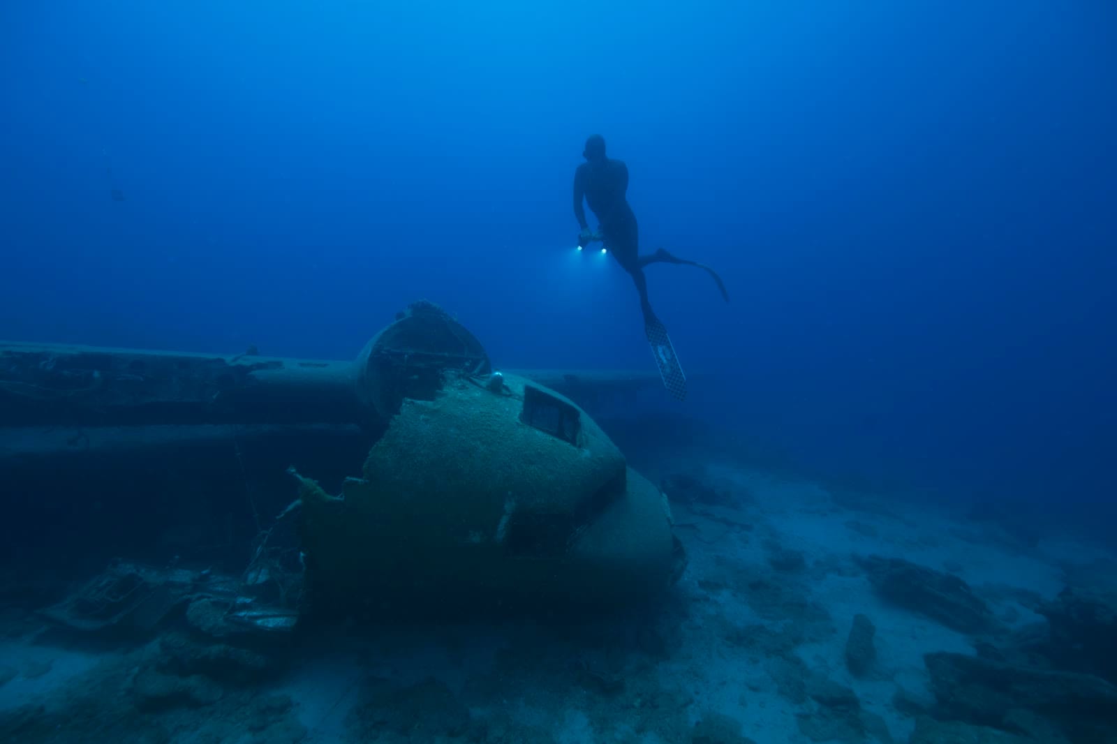 Apnéiste explorant le cockpit de l'épave